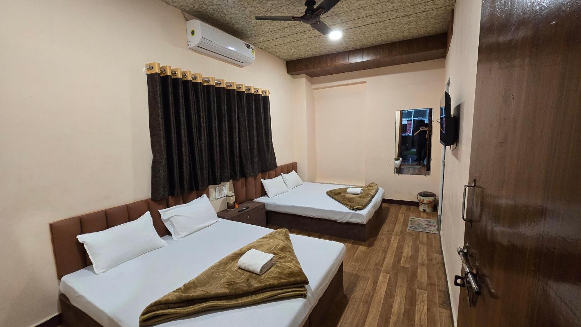 Hotel Maheshwari Green'S Ujaim Exterior foto