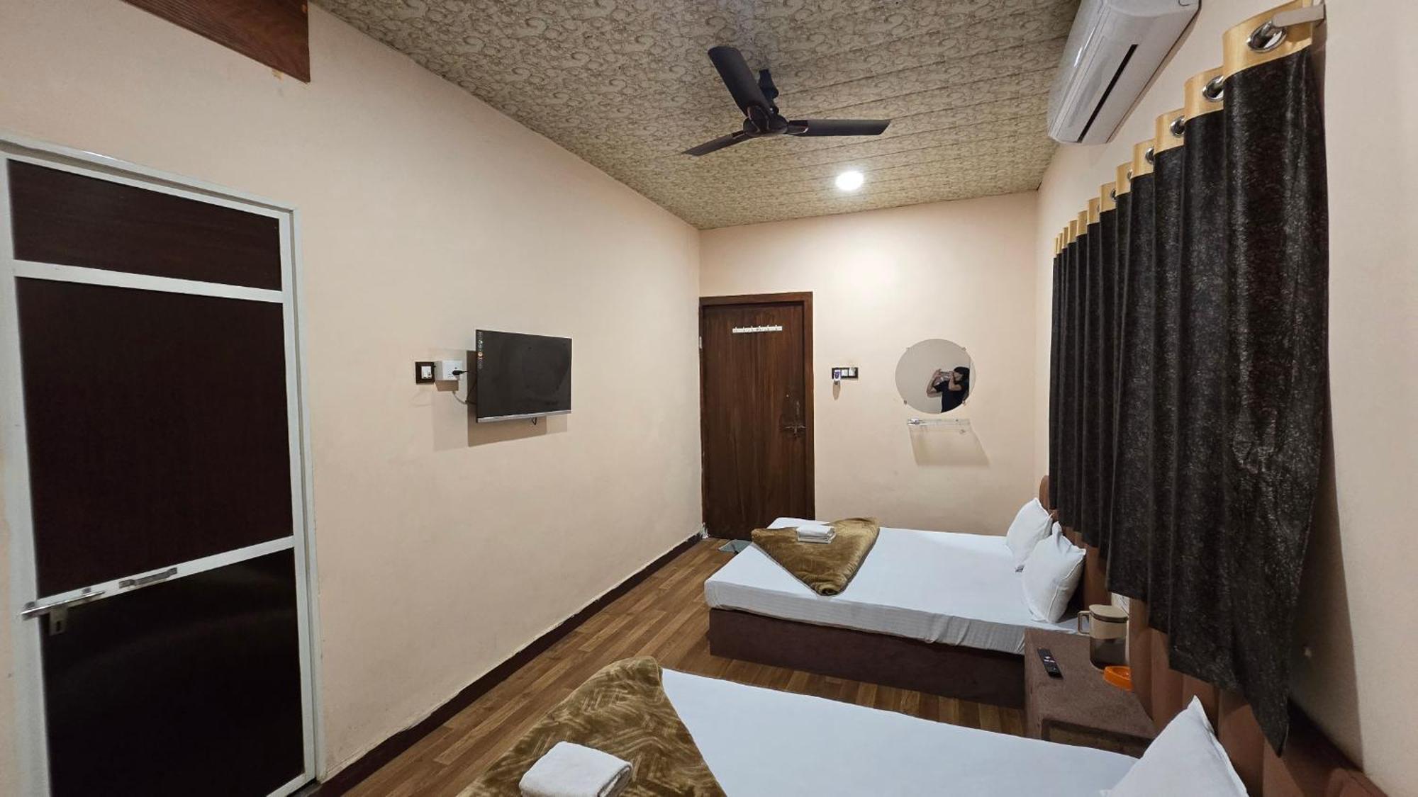 Hotel Maheshwari Green'S Ujaim Exterior foto